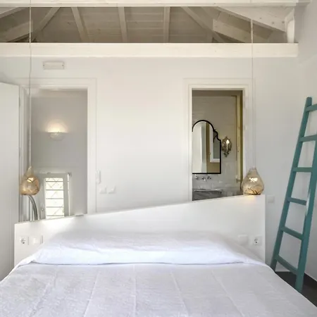 Apeiron By Paxosretreats